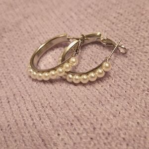 Mini pearl silver tone hoop earrings, EUC